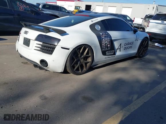 ✅ 2015 Audi R8 • VIN: WUAAUAFG4FN000620 • Lot: 42362661. Wystawiony na IAAI z przebiegiem 114 556 mil. Bezpłatny archiwum sprzedaży aukcyjnych z USA i szczegółowy raport historii pojazdu na DreamBid. Zdjęcie 4.