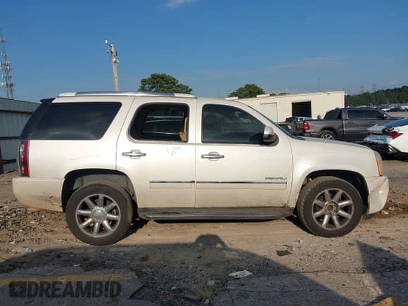 ✅ 2011 GMC Yukon Denali • VIN: 1GKS1EEF3BR176589 • Lot: 43146310. Listed on IAAI with 256,000 mi. Free auction sales archive from the USA and detailed vehicle history report at DreamBid. Image 13.