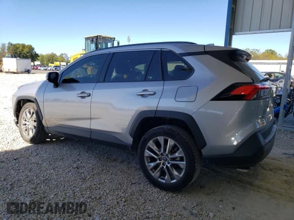 ✅ 2020 Toyota RAV4 XLE Premium • VIN: 2T3C1RFV4LW077472 • Lot: 86770465. Wystawiony na Copart z przebiegiem 34 413 mil. Bezpłatny archiwum sprzedaży aukcyjnych z USA i szczegółowy raport historii pojazdu na DreamBid. Zdjęcie 2.