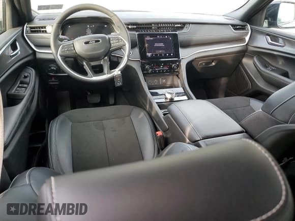 ✅ 2025 Jeep Grand Cherokee Altitude X • VIN: 1C4RJHAGXSC311953 • Lot: 87065815. Wystawiony na Copart z przebiegiem 5 562 mil. Bezpłatny archiwum sprzedaży aukcyjnych z USA i szczegółowy raport historii pojazdu na DreamBid. Zdjęcie 8.