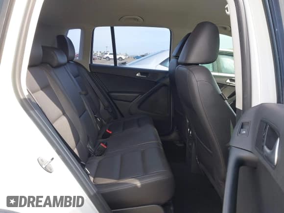 ✅ 2016 Volkswagen Tiguan SEL • VIN: WVGAV7AX0GW528750 • Lot: 42039257. Wystawiony na IAAI z przebiegiem 106 823 mil. Bezpłatny archiwum sprzedaży aukcyjnych z USA i szczegółowy raport historii pojazdu na DreamBid. Zdjęcie 8.