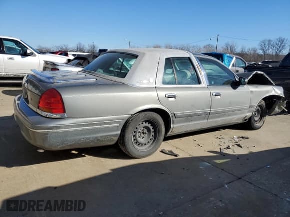 ✅ 2000 Ford Crown Victoria • VIN: 2FAFP73W8YX116581 • Lot: 42426805. Wystawiony na Copart z przebiegiem 122 218 mil. Bezpłatny archiwum sprzedaży aukcyjnych z USA i szczegółowy raport historii pojazdu na DreamBid. Zdjęcie 3.