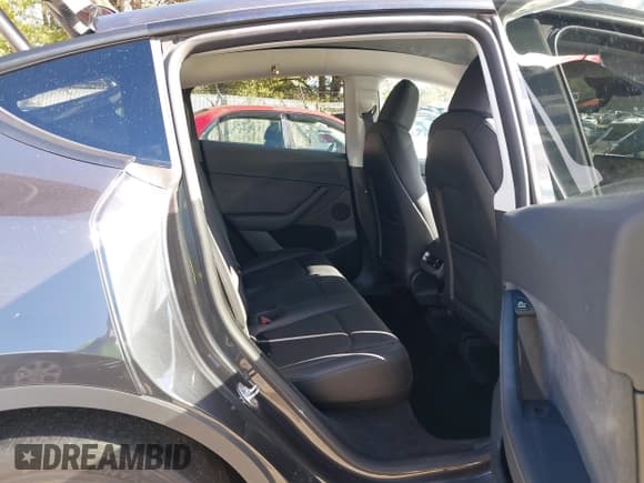 ✅ 2024 Tesla Model Y Long Range • VIN: 7SAYGDEE3RF037846 • Lot: 43522422. Wystawiony na IAAI z przebiegiem 35 753 mil. Bezpłatny archiwum sprzedaży aukcyjnych z USA i szczegółowy raport historii pojazdu na DreamBid. Zdjęcie 8.