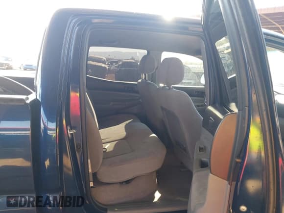 ✅ 2005 Toyota Tacoma • VIN: 5TEMU52N55Z106639 • Lot: 43704673. Listed on IAAI with 229,815 mi. Free auction sales archive from the USA and detailed vehicle history report at DreamBid. Image 8.