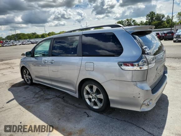 ✅ 2013 Toyota Sienna SE • VIN: 5TDXK3DC0DS339259 • Lot: 71499415. Wystawiony na Copart z przebiegiem 96 560 mil. Bezpłatny archiwum sprzedaży aukcyjnych z USA i szczegółowy raport historii pojazdu na DreamBid. Zdjęcie 2.