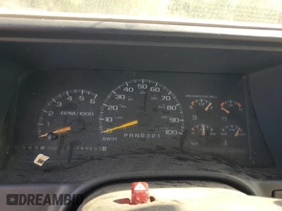 ✅ 1998 GMC Sierra 1500 • VIN: 1GTEC19W4WE521888 • Lot: 53161505. Wystawiony na Copart z przebiegiem 985 004 mil. Bezpłatny archiwum sprzedaży aukcyjnych z USA i szczegółowy raport historii pojazdu na DreamBid. Zdjęcie 9.