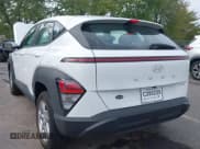 ✅ 2024 Hyundai Kona SE • VIN: KM8HACAB0RU175058 • Лот: 43225850. Опубликован ранее на IAAI с пробегом 24 809 миль. Бесплатный доступ к архиву аукционных продаж из США и подробный отчёт об истории автомобиля на DreamBid. Изображение 3.