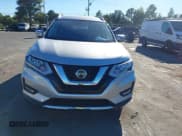 ✅ 2019 Nissan Rogue SV • VIN: JN8AT2MV5KW399800 • Lot: 43478469. Wystawiony na IAAI z przebiegiem 33 468 mil. Bezpłatny archiwum sprzedaży aukcyjnych z USA i szczegółowy raport historii pojazdu na DreamBid. Zdjęcie 12.