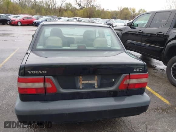 ✅ 1996 Volvo 850 • VIN: YV1LS5514T1281542 • Лот: 40851703. Опубликован ранее на IAAI с пробегом 183 708 миль. Бесплатный доступ к архиву аукционных продаж из США и подробный отчёт об истории автомобиля на DreamBid. Изображение 16.