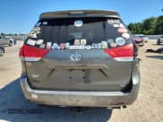 ✅ 2013 Toyota Sienna XLE AAS • VIN: 5TDYK3DC2DS378472 • Lot: 71878925. Wystawiony na Copart z przebiegiem 120 857 mil. Bezpłatny archiwum sprzedaży aukcyjnych z USA i szczegółowy raport historii pojazdu na DreamBid. Zdjęcie 6.