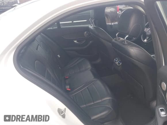 ✅ 2015 Mercedes-Benz C 300 Luxury • VIN: 55SWF4KB6FU062106 • Lot: 43695334. Wystawiony na IAAI z przebiegiem 123 378 mil. Bezpłatny archiwum sprzedaży aukcyjnych z USA i szczegółowy raport historii pojazdu na DreamBid. Zdjęcie 8.