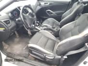 ✅ 2016 Hyundai Veloster Turbo • VIN: KMHTC6AE6GU271645 • Lot: 77475734. Wystawiony na Copart z przebiegiem 117 963 mil. Bezpłatny archiwum sprzedaży aukcyjnych z USA i szczegółowy raport historii pojazdu na DreamBid. Zdjęcie 7.