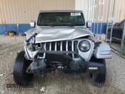 ✅ 2021 Jeep Wrangler Unlimited Sahara High Altitude • VIN: 1C4JJXP61MW643478 • Lot: 70142855. Wystawiony na Copart z przebiegiem 43 059 mil. Bezpłatny archiwum sprzedaży aukcyjnych z USA i szczegółowy raport historii pojazdu na DreamBid. Zdjęcie 5.