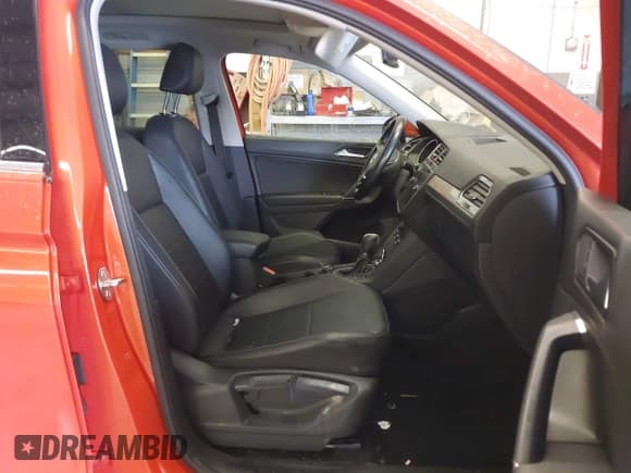 ✅ 2018 Volkswagen Tiguan SEL • VIN: 3VV2B7AX1JM190155 • Lot: 41675633. Wystawiony na IAAI z przebiegiem 91 594 mil. Bezpłatny archiwum sprzedaży aukcyjnych z USA i szczegółowy raport historii pojazdu na DreamBid. Zdjęcie 5.