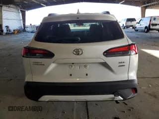 ✅ 2022 Toyota Corolla Cross XLE • VIN: 7MUDAABG9NV032776 • Lot: 86178745. Wystawiony na Copart z przebiegiem 17 407 mil. Bezpłatny archiwum sprzedaży aukcyjnych z USA i szczegółowy raport historii pojazdu na DreamBid. Zdjęcie 6.