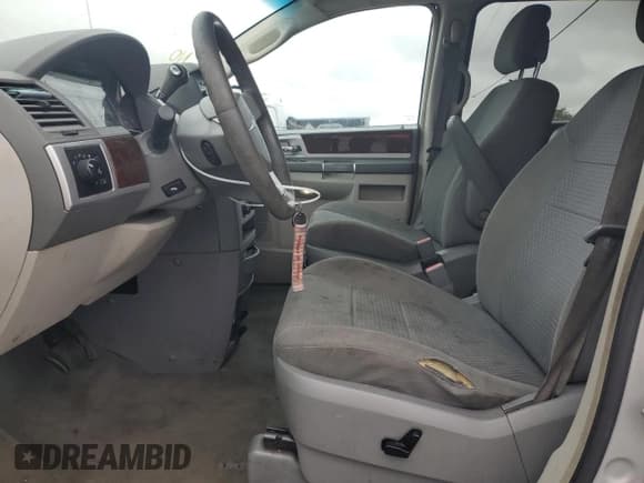 ✅ 2010 Chrysler Town & Country Touring • VIN: 2A4RR5D18AR450557 • Лот: 90460425. Опубликован ранее на Copart с пробегом 204 761 миль. Бесплатный доступ к архиву аукционных продаж из США и подробный отчёт об истории автомобиля на DreamBid. Изображение 7.