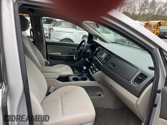 ✅ 2017 Kia Sedona L • VIN: KNDMA5C1XH6259670 • Lot: 92941785. Wystawiony na Copart z przebiegiem 192 620 mil. Bezpłatny archiwum sprzedaży aukcyjnych z USA i szczegółowy raport historii pojazdu na DreamBid. Zdjęcie 5.