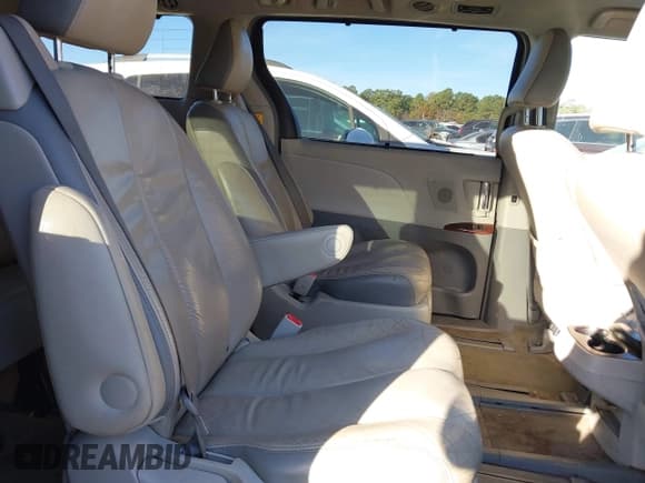 ✅ 2012 Toyota Sienna XLE • VIN: 5TDYK3DC4CS235182 • Lot: 43664156. Listed on IAAI with 192,230 mi. Free auction sales archive from the USA and detailed vehicle history report at DreamBid. Image 8.