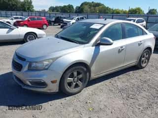 2015 Chevrolet Cruze LT z VIN 1G1PC5SB5F7256094, wystawiony jako IAAI lot #43422139 z przebiegiem Nie podano mil oraz . Historia ofert i sprzedaży dostępna na DreamBid. Obrazek 2.