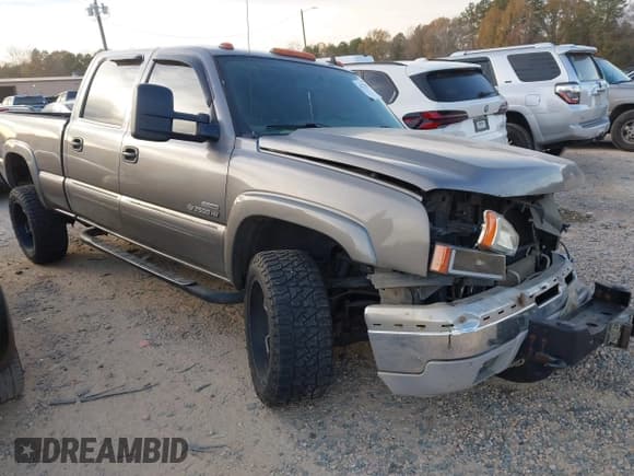✅ 2006 Chevrolet Silverado 2500HD LT3 • VIN: 1GCHK23D36F213635 • Lot: 43737426. Wystawiony na IAAI z przebiegiem 302 249 mil. Bezpłatny archiwum sprzedaży aukcyjnych z USA i szczegółowy raport historii pojazdu na DreamBid. Zdjęcie 1.