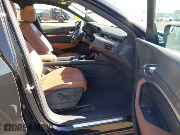 ✅ 2019 Audi e-tron Premium Plus • VIN: WA1LAAGEXKB021974 • Lot: 43271469. Listed on IAAI with 31,977 mi. Free auction sales archive from the USA and detailed vehicle history report at DreamBid. Image 5.