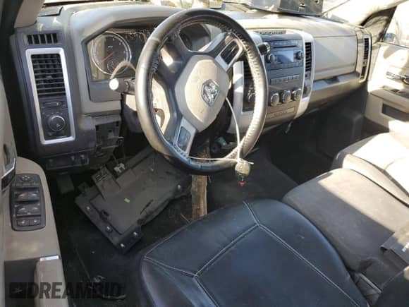 2010 Dodge 1500 ST z VIN 1D7RV1GP0AS207243, wystawiony jako Copart lot #75733524 z przebiegiem 210 032 mil mil oraz Szkoda całkowita • Salvage title. Historia ofert i sprzedaży dostępna na DreamBid. Obrazek 8.