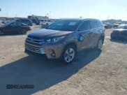 ✅ 2017 Toyota Highlander Limited Platinum • VIN: 5TDYZRFH5HS232791 • Lot: 43647238. Wystawiony na IAAI z przebiegiem 60 750 mil. Bezpłatny archiwum sprzedaży aukcyjnych z USA i szczegółowy raport historii pojazdu na DreamBid. Zdjęcie 2.