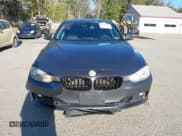 ✅ 2015 BMW 3 Series 328i xDrive • VIN: WBA3B5G59FNS15570 • Lot: 43375696. Wystawiony na IAAI z przebiegiem 92 961 mil. Bezpłatny archiwum sprzedaży aukcyjnych z USA i szczegółowy raport historii pojazdu na DreamBid. Zdjęcie 12.