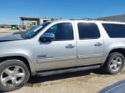 ✅ 2014 Chevrolet Suburban LS • VIN: 1GNSCHE06ER165763 • Lot: 43473605. Wystawiony na IAAI z przebiegiem 199 541 mil. Bezpłatny archiwum sprzedaży aukcyjnych z USA i szczegółowy raport historii pojazdu na DreamBid. Zdjęcie 14.