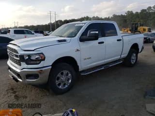 ✅ 2024 Ram 2500 Big Horn • VIN: 3C6UR5DL1RG266801 • Лот: 93974775. Опубликован ранее на Copart с пробегом 33 492 миль. Бесплатный доступ к архиву аукционных продаж из США и подробный отчёт об истории автомобиля на DreamBid. Изображение 1.