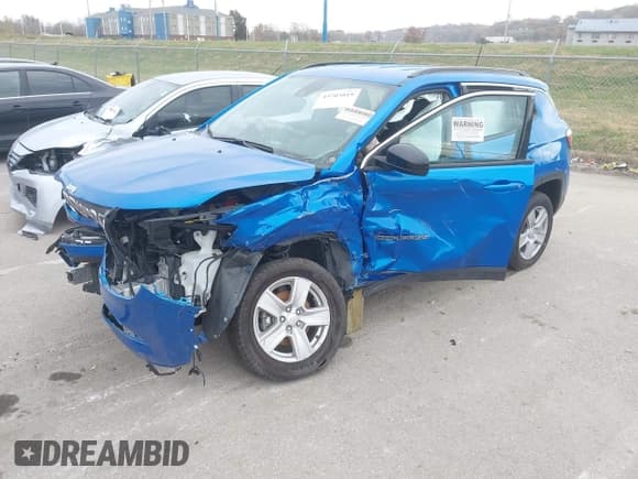 ✅ 2022 Jeep Compass Latitude • VIN: 3C4NJDBB9NT231501 • Lot: 43703819. Wystawiony na IAAI z przebiegiem Nie podano. Bezpłatny archiwum sprzedaży aukcyjnych z USA i szczegółowy raport historii pojazdu na DreamBid. Zdjęcie 2.