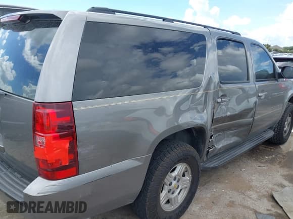 ✅ 2008 Chevrolet Suburban 3LT • VIN: 1GNFC16J88J220734 • Lot: 43279548. Listed on IAAI with 200,040 mi. Free auction sales archive from the USA and detailed vehicle history report at DreamBid. Image 4.