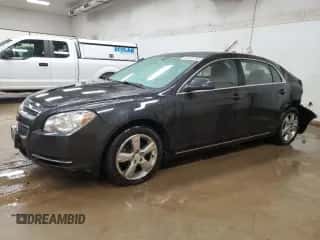 2010 Chevrolet Malibu 2LT z VIN 1G1ZD5E08AF265516, wystawiony jako Copart lot #63195794 z przebiegiem 138 754 mil mil oraz Czysty tytuł • Clean title. Historia ofert i sprzedaży dostępna na DreamBid. Obrazek 1.