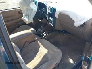 ✅ 2001 Chevrolet Blazer LS • VIN: 1GNCS18W51K266200 • Lot: 41860682. Wystawiony na IAAI z przebiegiem 190 288 mil. Bezpłatny archiwum sprzedaży aukcyjnych z USA i szczegółowy raport historii pojazdu na DreamBid. Zdjęcie 5.