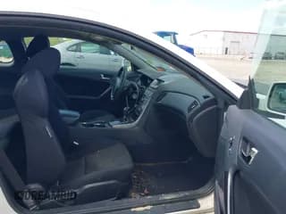 ✅ 2012 Hyundai Genesis Coupe Premium • VIN: KMHHT6KD1CU077160 • Lot: 42077970. Wystawiony na IAAI z przebiegiem 137 577 mil. Bezpłatny archiwum sprzedaży aukcyjnych z USA i szczegółowy raport historii pojazdu na DreamBid. Zdjęcie 5.