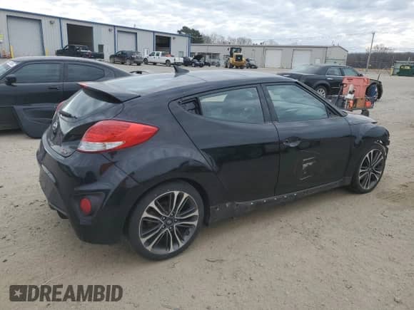 2016 Hyundai Veloster Turbo z VIN KMHTC6AE9GU278248, wystawiony jako Copart lot #47500345 z przebiegiem 135 245 mil mil oraz Czysty tytuł • Clean title. Historia ofert i sprzedaży dostępna na DreamBid. Obrazek 3.
