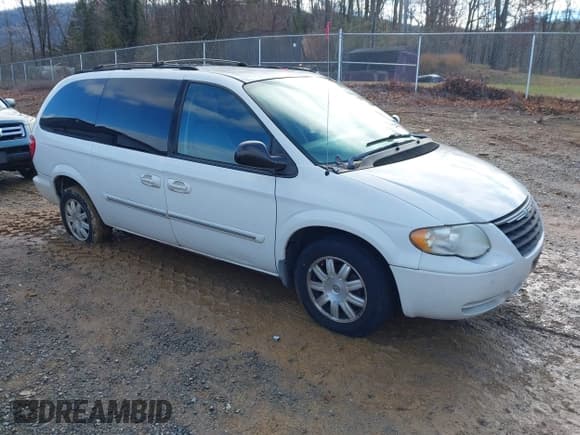 ✅ 2006 Chrysler Town & Country Touring • VIN: 2A4GP54L36R806029 • Lot: 43788386. Wystawiony na IAAI z przebiegiem 178 350 mil. Bezpłatny archiwum sprzedaży aukcyjnych z USA i szczegółowy raport historii pojazdu na DreamBid. Zdjęcie 1.