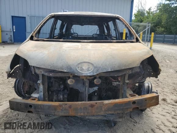 ✅ 2011 Toyota Sienna • VIN: 5TDZK3DC2BS043780 • Lot: 68895105. Wystawiony na Copart z przebiegiem Nie podano. Bezpłatny archiwum sprzedaży aukcyjnych z USA i szczegółowy raport historii pojazdu na DreamBid. Zdjęcie 5.