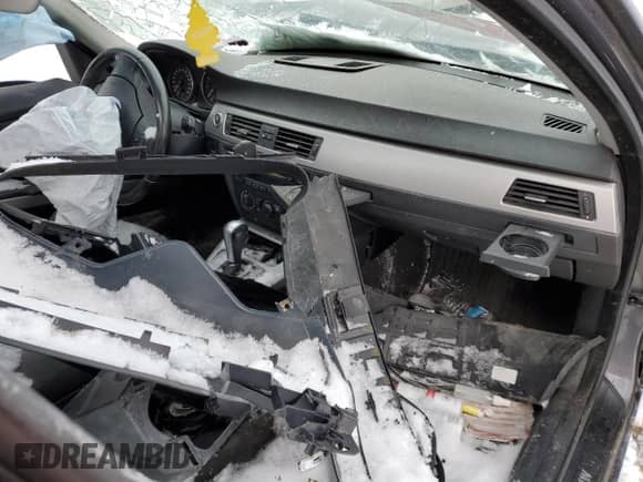 2006 BMW 3 Series z VIN WBAVB53556KW28652, wystawiony jako Copart lot #39053244 z przebiegiem Nie podano mil oraz Nie do naprawy • Non repairable. Historia ofert i sprzedaży dostępna na DreamBid. Obrazek 8.