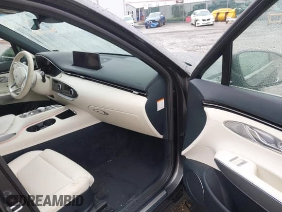 ✅ 2024 Genesis GV70 Advanced • VIN: 5NMMCET17RH002187 • Lot: 43432956. Listed on IAAI with 6,952 mi. Free auction sales archive from the USA and detailed vehicle history report at DreamBid. Image 5.