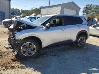 ✅ 2024 Nissan Rogue SV • VIN: 5N1BT3BA7RC712701 • Lot: 93310245. Wystawiony na Copart z przebiegiem 43 434 mil. Bezpłatny archiwum sprzedaży aukcyjnych z USA i szczegółowy raport historii pojazdu na DreamBid. Zdjęcie 1.