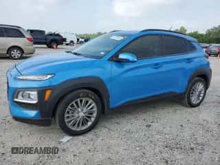 2020 Hyundai Kona SEL z VIN KM8K22AA7LU494405, wystawiony jako Copart lot #55375593 z przebiegiem 18 788 mil mil oraz . Historia ofert i sprzedaży dostępna na DreamBid. Obrazek 1.