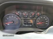 ✅ 2020 Chevrolet Silverado 1500 Custom • VIN: 1GCRYBEF6LZ255423 • Lot: 69133134. Wystawiony na Copart z przebiegiem 82 777 mil. Bezpłatny archiwum sprzedaży aukcyjnych z USA i szczegółowy raport historii pojazdu na DreamBid. Zdjęcie 9.