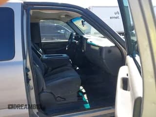 ✅ 2006 Chevrolet Silverado 1500 Work Truck • VIN: 1GCEK19T46E110208 • Lot: 43324395. Wystawiony na IAAI z przebiegiem 344 114 mil. Bezpłatny archiwum sprzedaży aukcyjnych z USA i szczegółowy raport historii pojazdu na DreamBid. Zdjęcie 5.