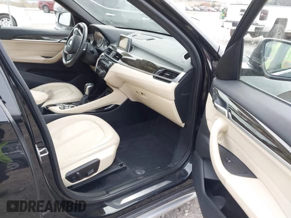 ✅ 2016 BMW X1 xDrive28i • VIN: WBXHT3C33GP883193 • Lot: 43659783. Wystawiony na IAAI z przebiegiem 168 691 mil. Bezpłatny archiwum sprzedaży aukcyjnych z USA i szczegółowy raport historii pojazdu na DreamBid. Zdjęcie 5.