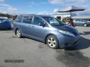 ✅ 2015 Toyota Sienna LE • VIN: 5TDKK3DC9FS559173 • Лот: 87392745. Опубликован ранее на Copart с пробегом 177 262 миль. Бесплатный доступ к архиву аукционных продаж из США и подробный отчёт об истории автомобиля на DreamBid. Изображение 4.