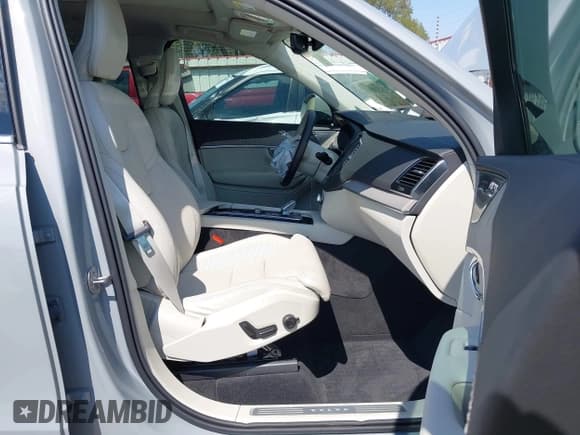 ✅ 2025 Volvo XC90 Ultra • VIN: YV4H60PF4S1325076 • Lot: 43351680. Listed on IAAI with 7,574 mi. Free auction sales archive from the USA and detailed vehicle history report at DreamBid. Image 5.