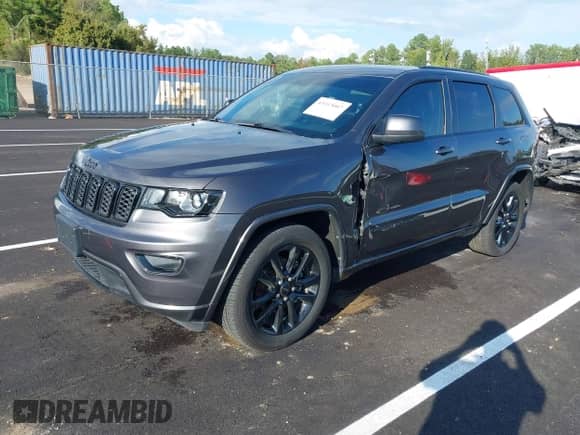 2018 Jeep Grand Cherokee Laredo E z VIN 1C4RJEAG8JC300432, wystawiony jako IAAI lot #43313007 z przebiegiem 122 019 mil mil oraz . Historia ofert i sprzedaży dostępna na DreamBid. Obrazek 2.