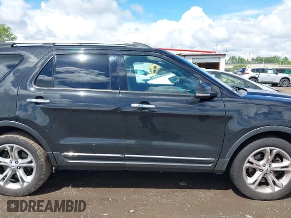 ✅ 2015 Ford Explorer Limited • VIN: 1FM5K8F88FGC69323 • Lot: 42254308. Wystawiony na IAAI z przebiegiem 309 905 mil. Bezpłatny archiwum sprzedaży aukcyjnych z USA i szczegółowy raport historii pojazdu na DreamBid. Zdjęcie 13.