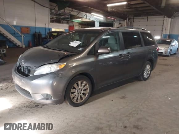 ✅ 2015 Toyota Sienna LE • VIN: 5TDJK3DC2FS099379 • Лот: 43840501. Опубликован ранее на IAAI с пробегом 231 390 миль. Бесплатный доступ к архиву аукционных продаж из США и подробный отчёт об истории автомобиля на DreamBid. Изображение 2.